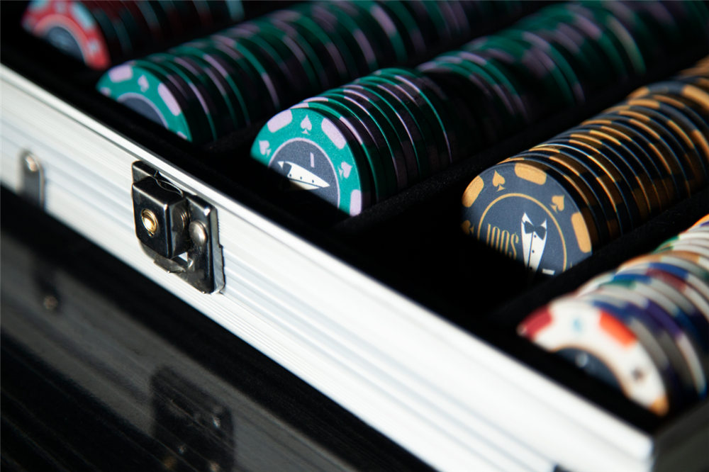 "Secret Agent" Poker Chipset (3)